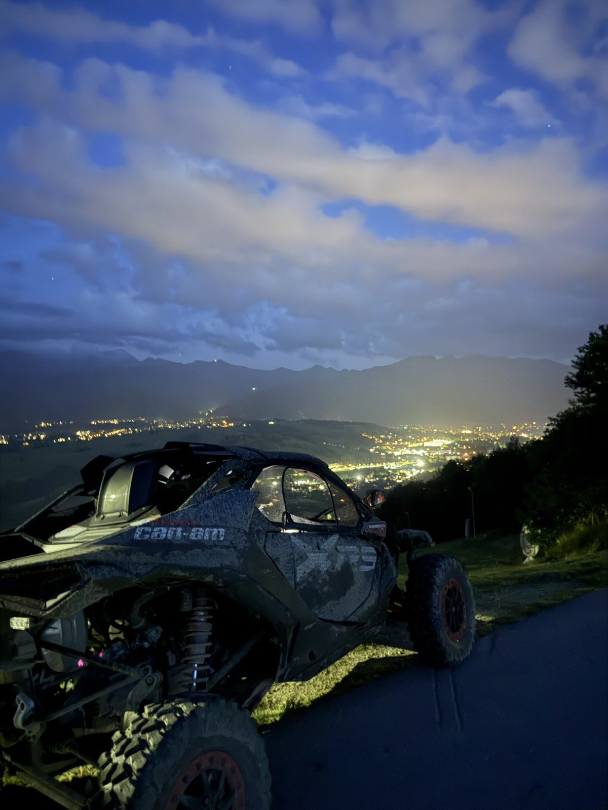 Buggy Maverick o zmierzchu nad światłami Zakopanego