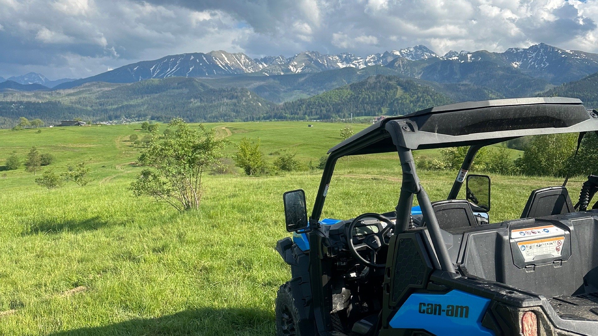 Niebieskie buggy Can-Am na łące z widokiem na Tatry