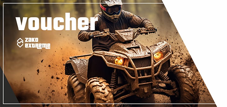 Wzór vouchera ZakoExtreme: quad jadący w tumanach błota, napis „voucher” i logo firmy